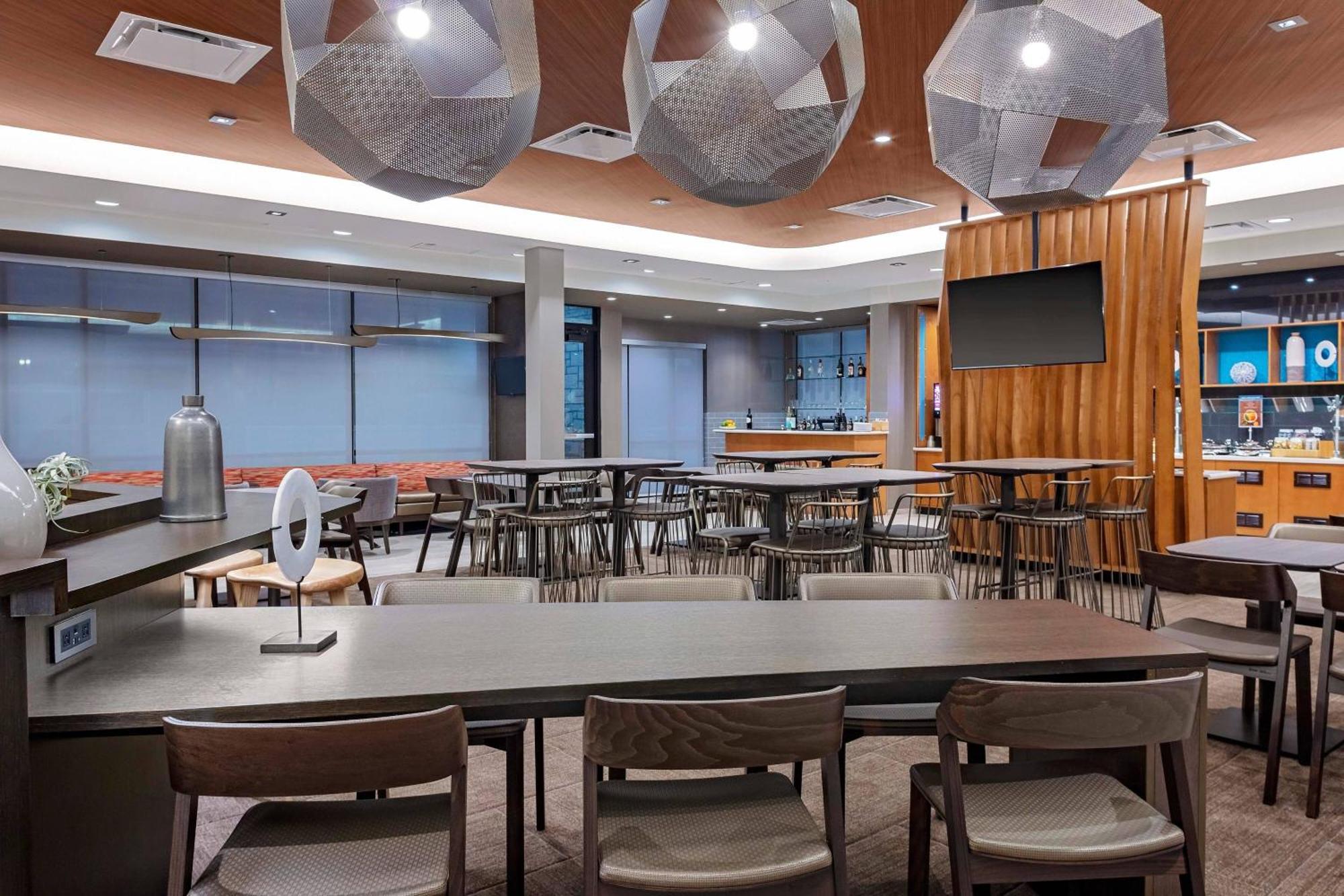 Springhill Suites By Marriott Kansas City Plaza Екстериор снимка